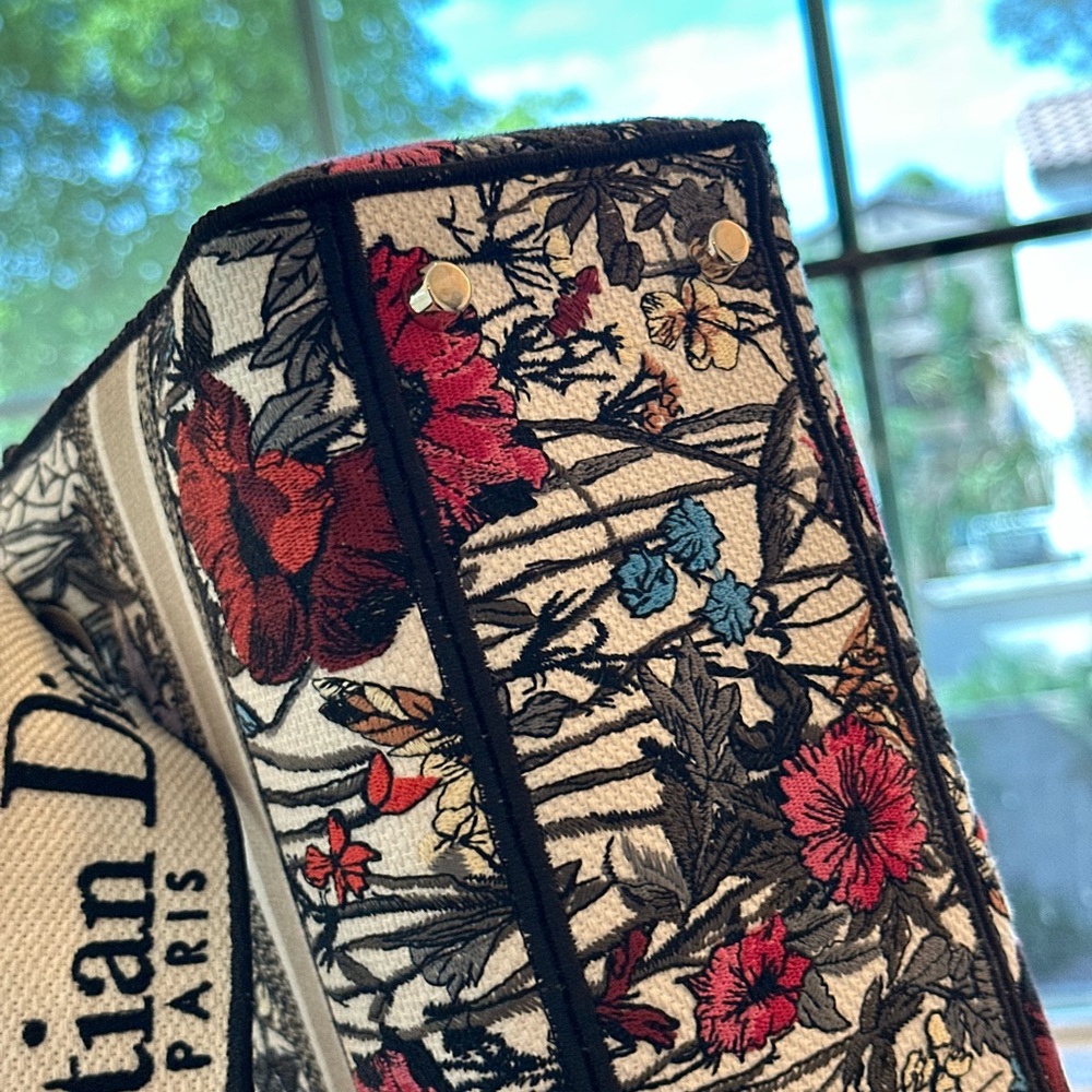 Medium Lady D-Lite Bag
Latte Embroidery with Multicolor Dior Cabinet de la Mer - Picture 12 of 15
